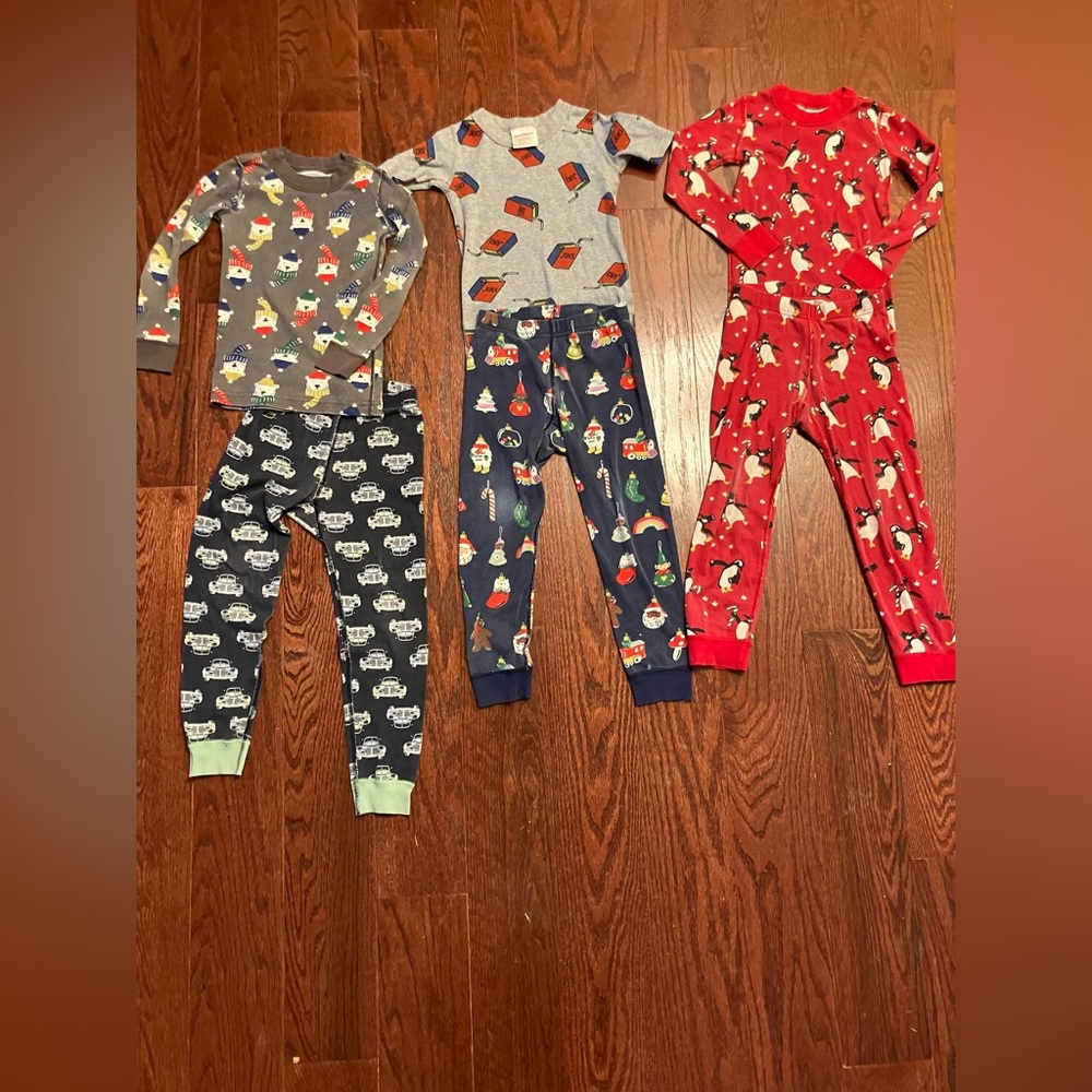 Bundle of mixed Hanna Andersson Pajamas Top Bottoms sz 5 kids